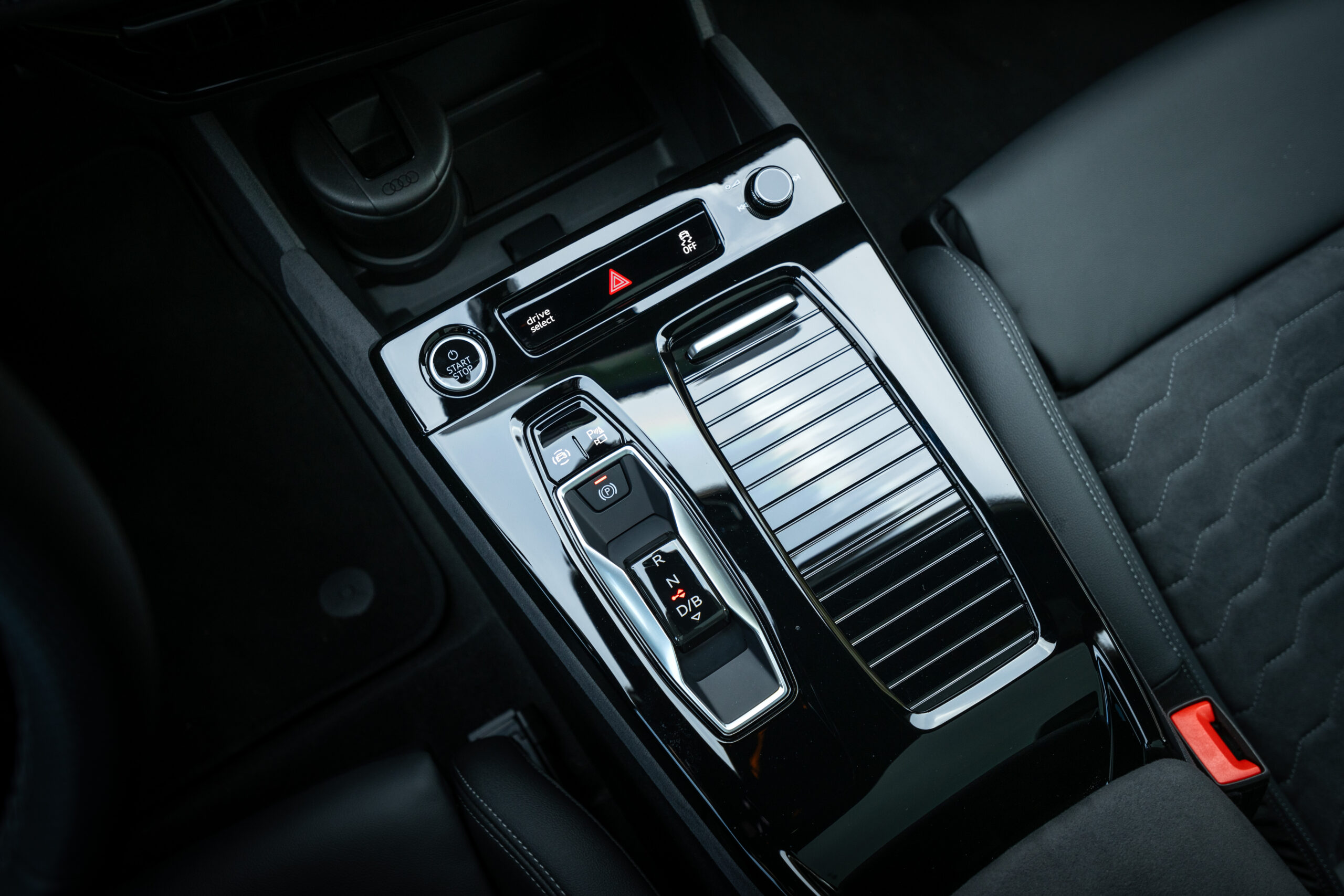 a6etron-int-04